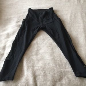 black legging with mesh & pockets!